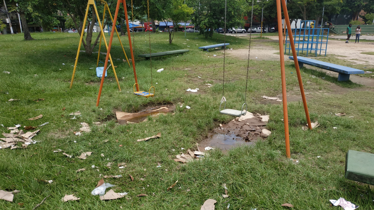 Parque Manuel Bandeira, no Cocotá: lixo no chão e brinquedos enferrujados