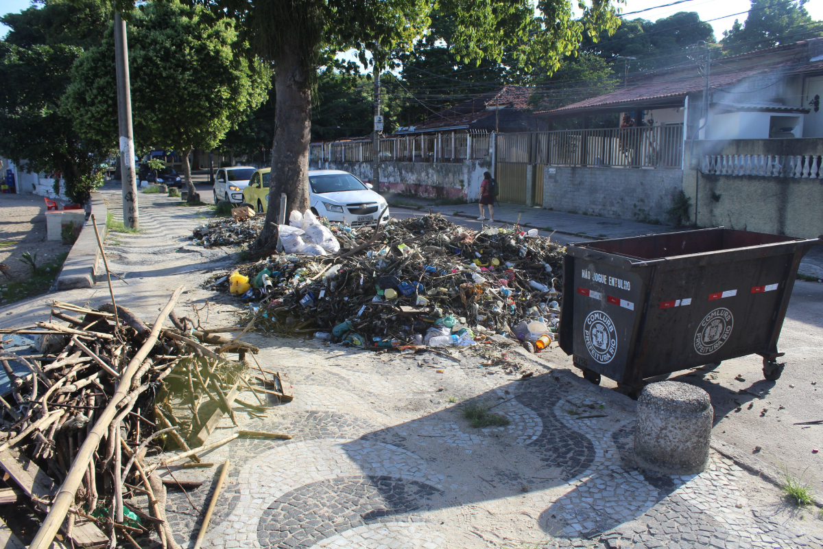 Calçada da Praia da Ribeira tem lixo acumulado