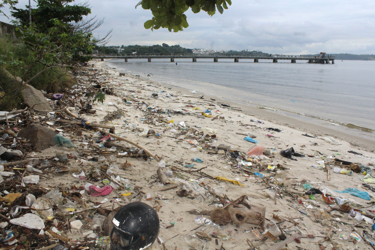 Areia da Praia do Galeão está tomada pelo lixo
