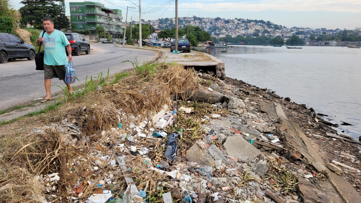 Calçada da orla da Praia da Rosa segue destruída sem previsão de obras