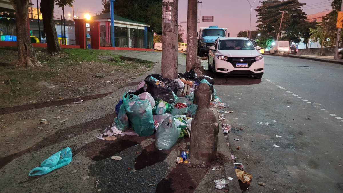 Calçada da Estrada Governador Chagas Freitas, número 170, se tornou local de despejo de lixo