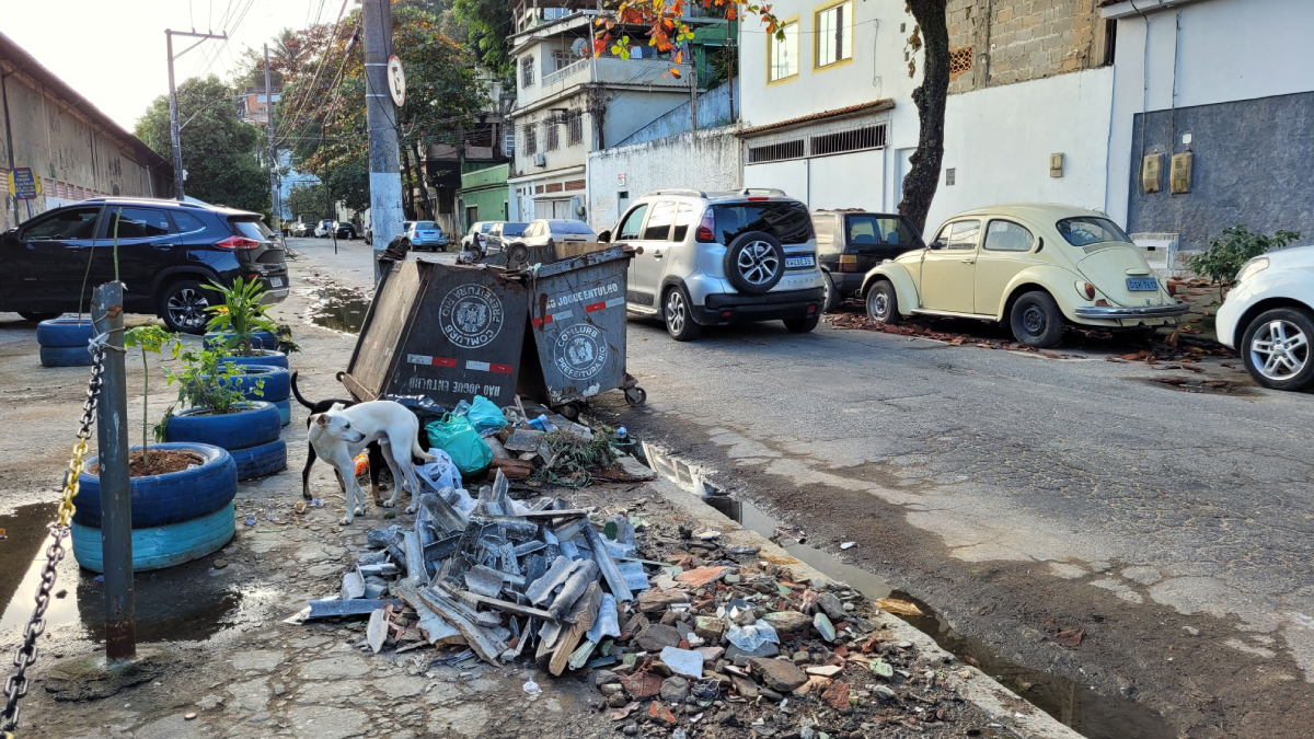 Moradores jogam entulho irregularmente na calçada da Rua Mileto Maciel