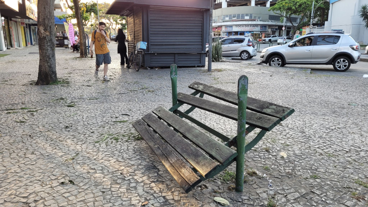 Bancos de madeira ao longo do calçadão da Portuguesa estão quebrados
