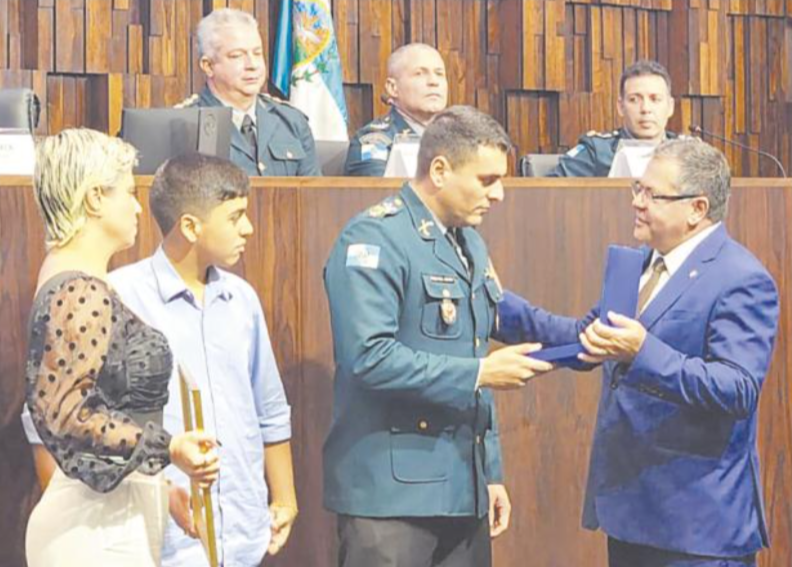 O comandante do 17º BPM, Ten. Cel. Silvio Luiz, ao lado da esposa e filho recebeu a medalha Tiradentes concedida pela Assembleia Legislativa do Rio de Janeiro
