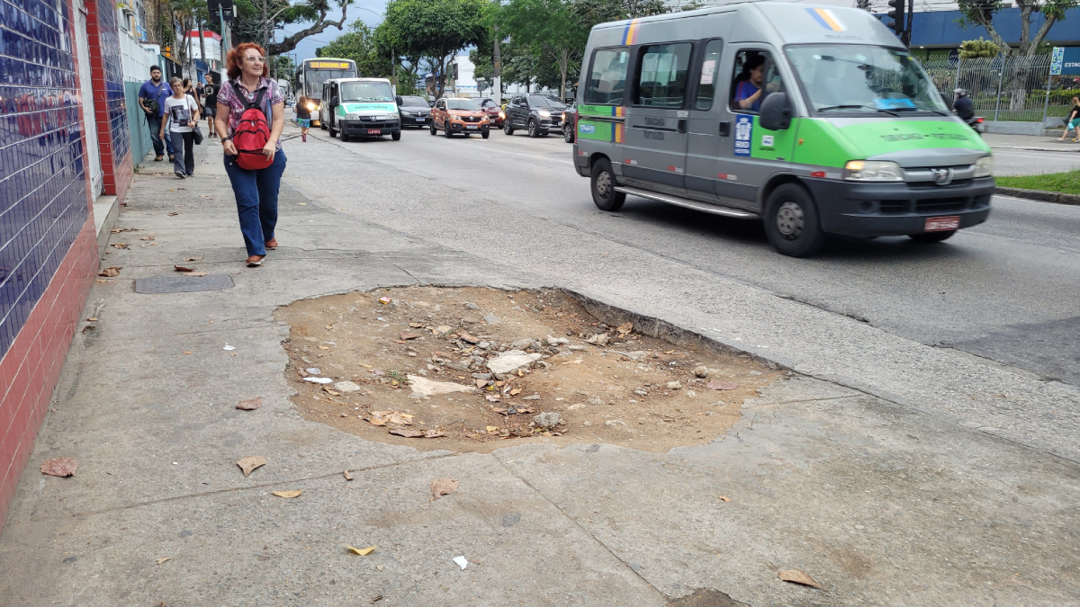 Buraco na calçada da Estrada do Galeão, próximo ao curso CCAA, é transtorno para os pedestres