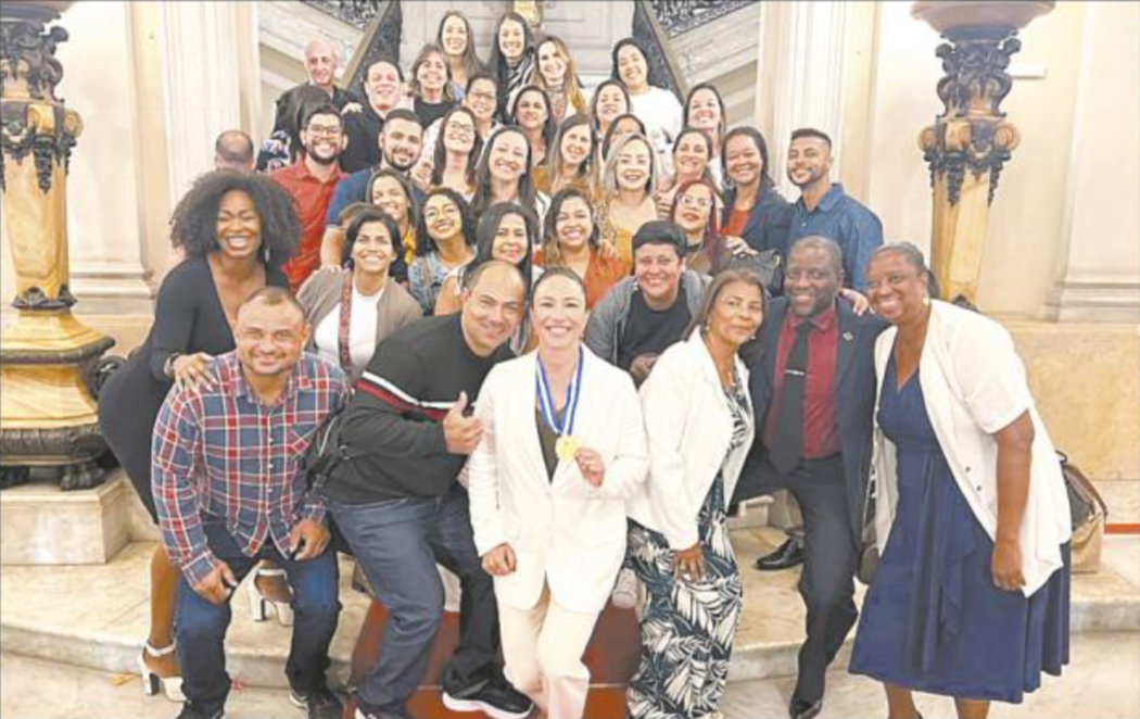 A gestora da UPA Pediátrica, Carla Pereira, foi homenageando na Câmara Municipal com a medalha Chiquinha Gonzaga, maior honraria concedida para mulheres no Rio