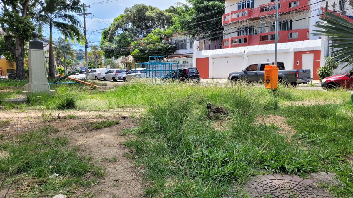 Praça Comandante Nelson Mege, no Cocotá, tem sinais de abandono, como mato alto e bancos danificados