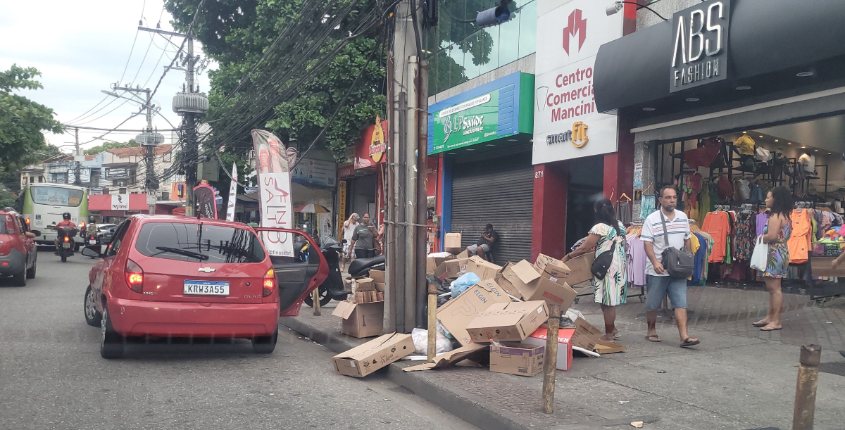 Calçada da Rua Capitão Barbosa, 871, se tornou local de despejo de lixo irregular