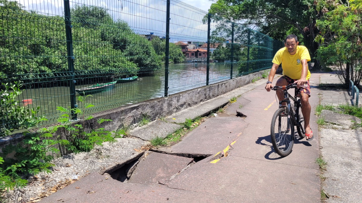 Trechos da ciclovia da Estrada do Rio Jequiá sofrem com diversos buracos