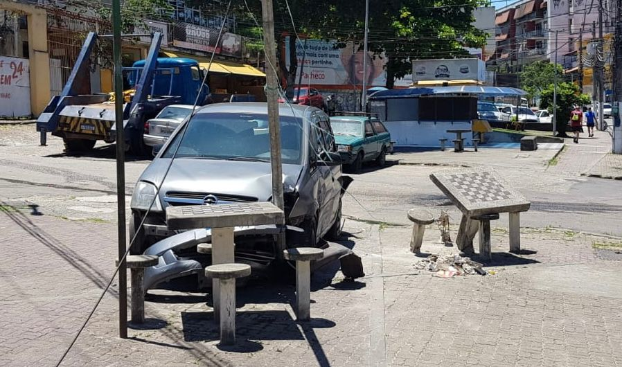 Depois de invadir a calçada e derrubar um banco e a mesa de concreto, o carro permanece abandonado na Avenida Paranapuan, em frente à Rua Marquês de Muritba