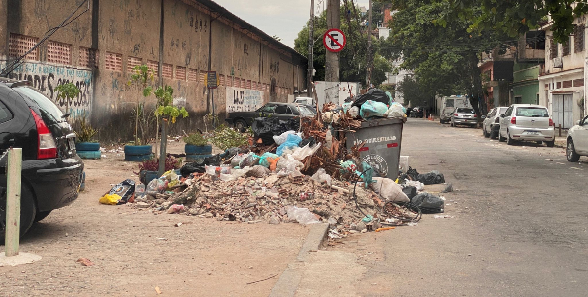 Leitor indignado reclama que na Rua Mileto Maciel a calçada não é para os pedestres, mas para entulho, lixo espalhado e estacionamento de veículos