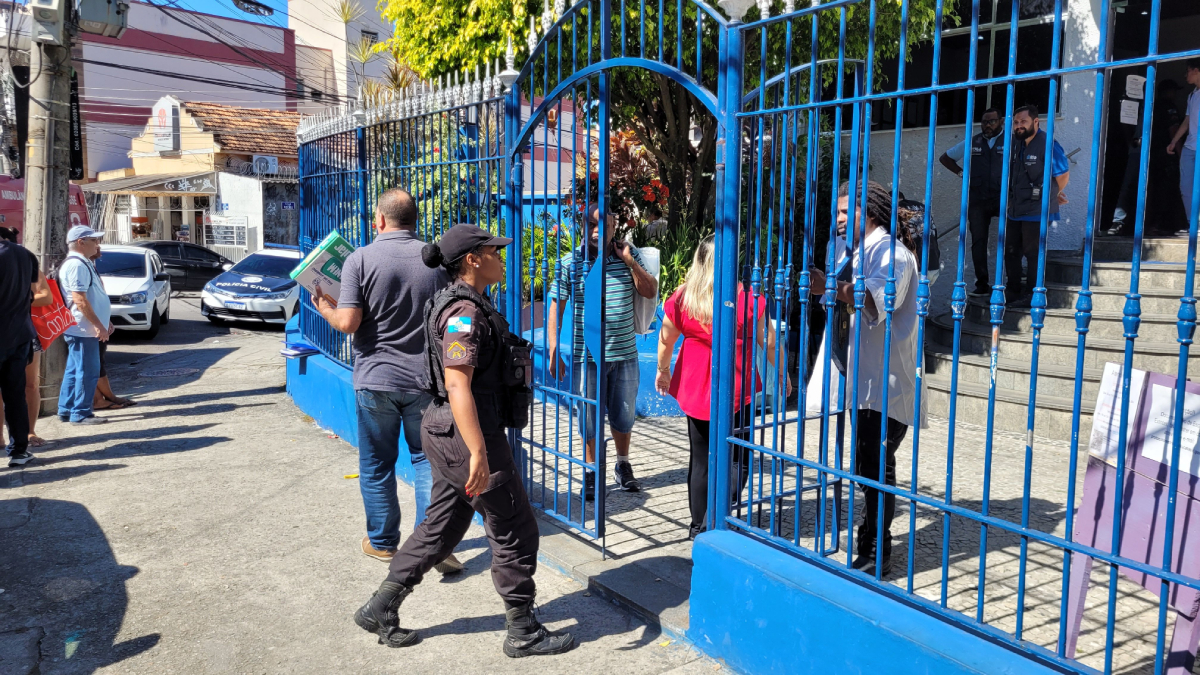 A entrada do Colégio Tia Lavôr foi fechada para averiguação das autoridades