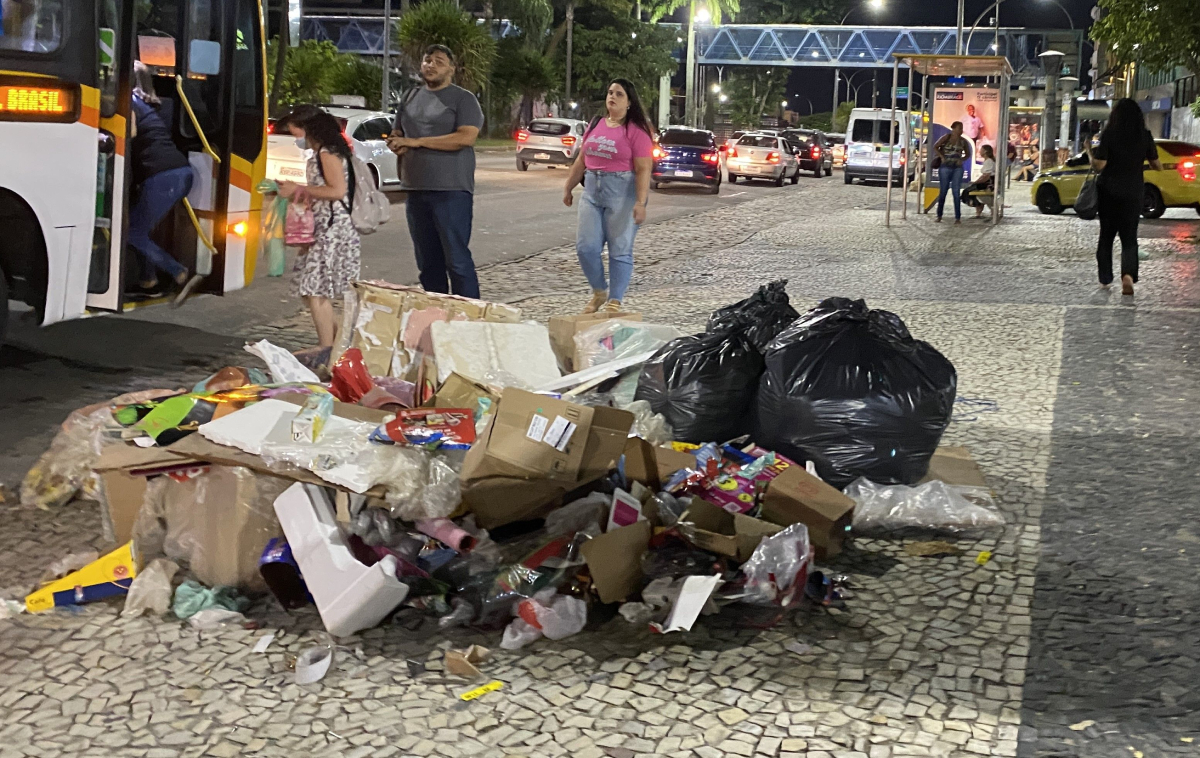 No calçadão da Portuguesa, Estrada do Galeão, catadores retiram recicláveis do lixo e deixam os resíduos espalhados para desespero dos garis