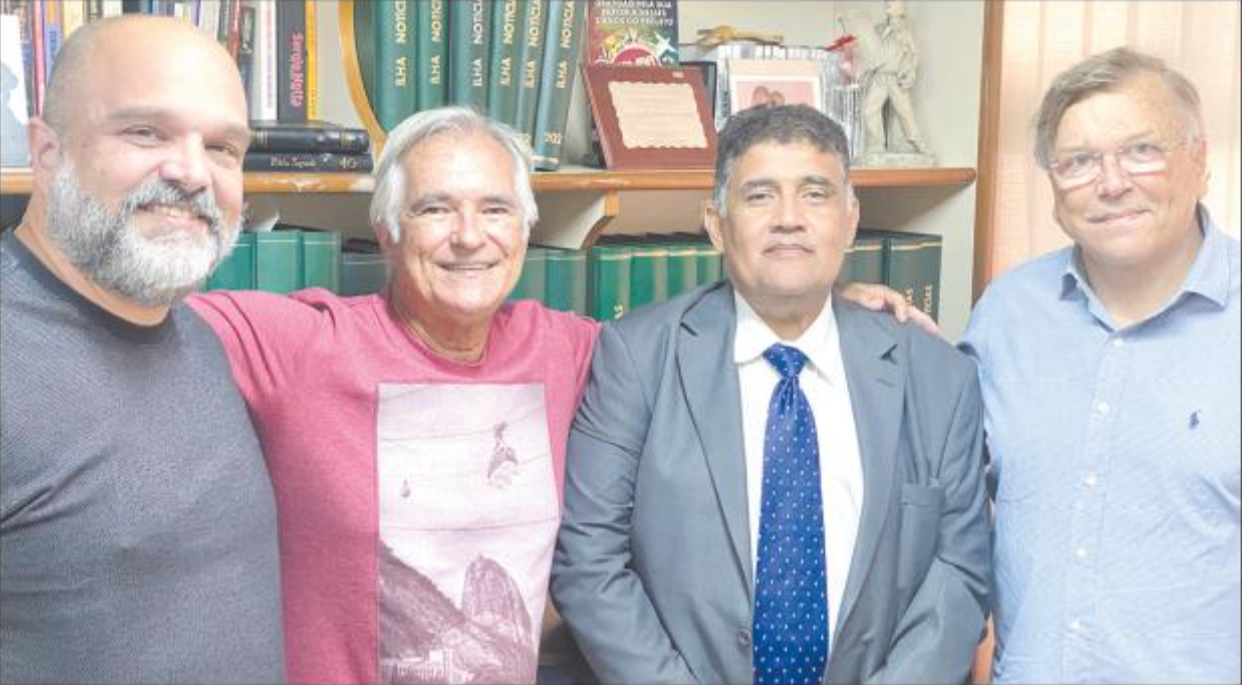 O professor de Educação Física Luiz Ledo e o advogado Luiz Neto, na foto entre Daniel Balbi e José Richard, visitaram a redação do Ilha Notícias na segunda (24)