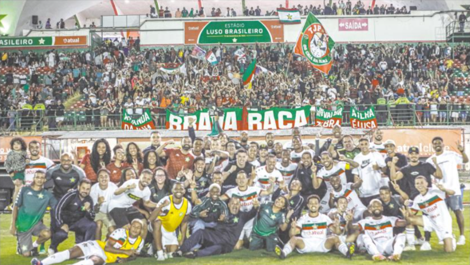 Parte do elenco da Portuguesa comemora grande vitória diante do Operário, por 4 a 0, no sábado passado