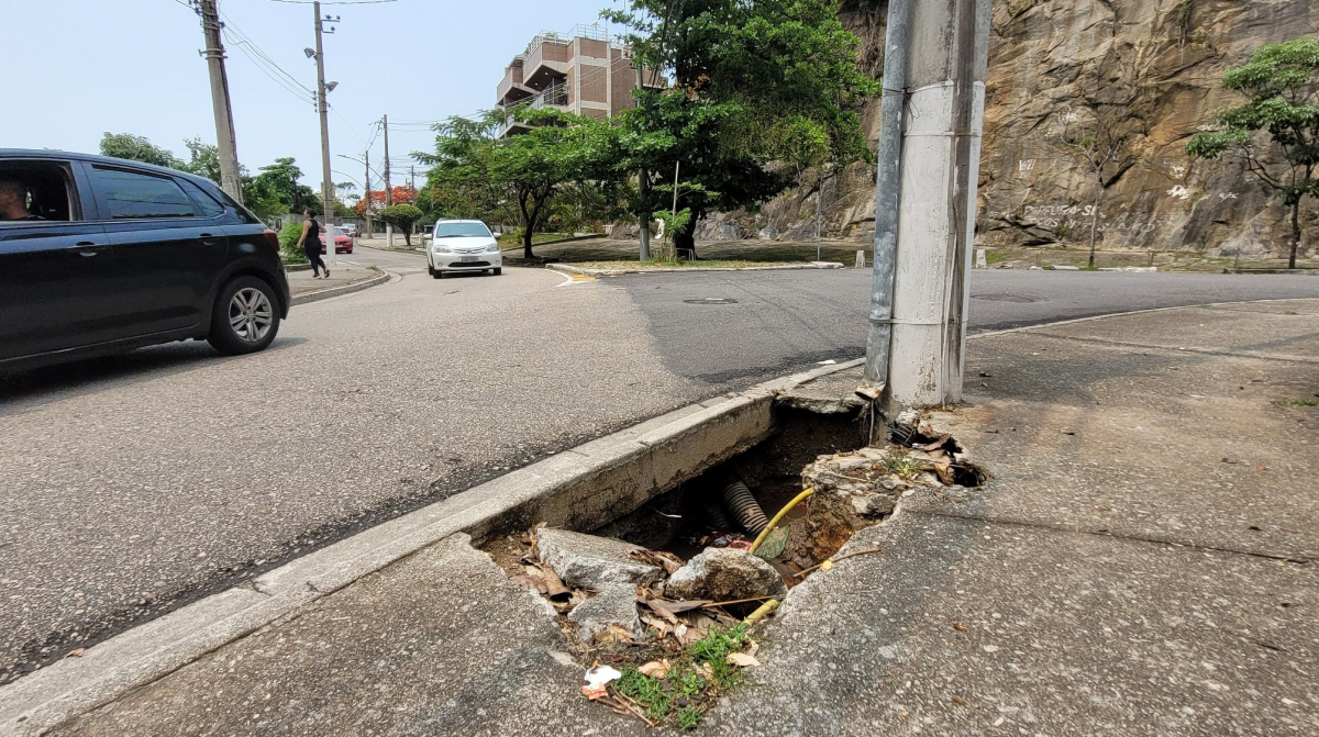 Buraco na calçada da Rua Chapot Prevost, na Freguesia, coloca moradores em risco