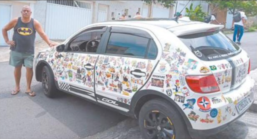 Por onde passa, o insulano Marcelo Corrêa Ribeiro, de 59 anos atrai os olhares e muitos pedidos de fotos, por conta do seu carro que tem mais de 200 adesivos, todos de personagens de desenho animado das décadas de 70 e 80. Nostálgico