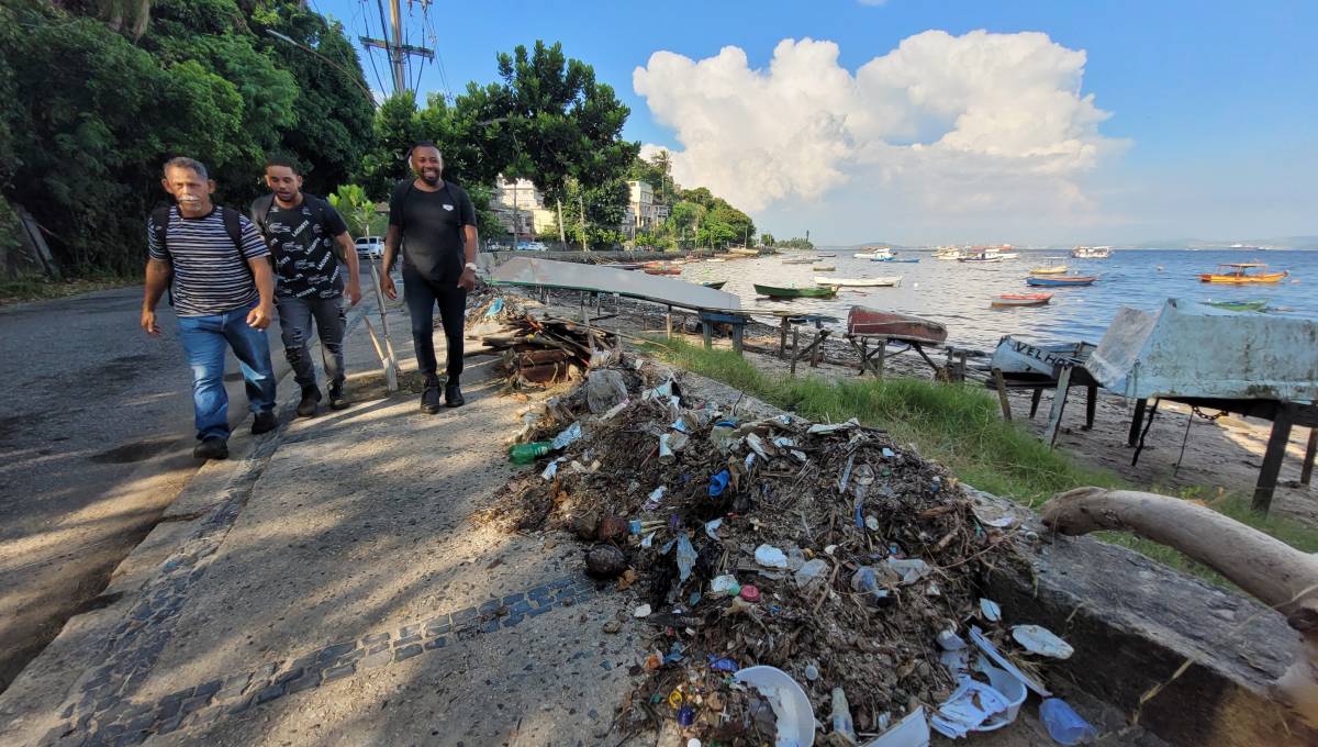 Lixo acumulando na calçada da Praia do Cocotá, número 227, atrapalha a passagem de pedestres