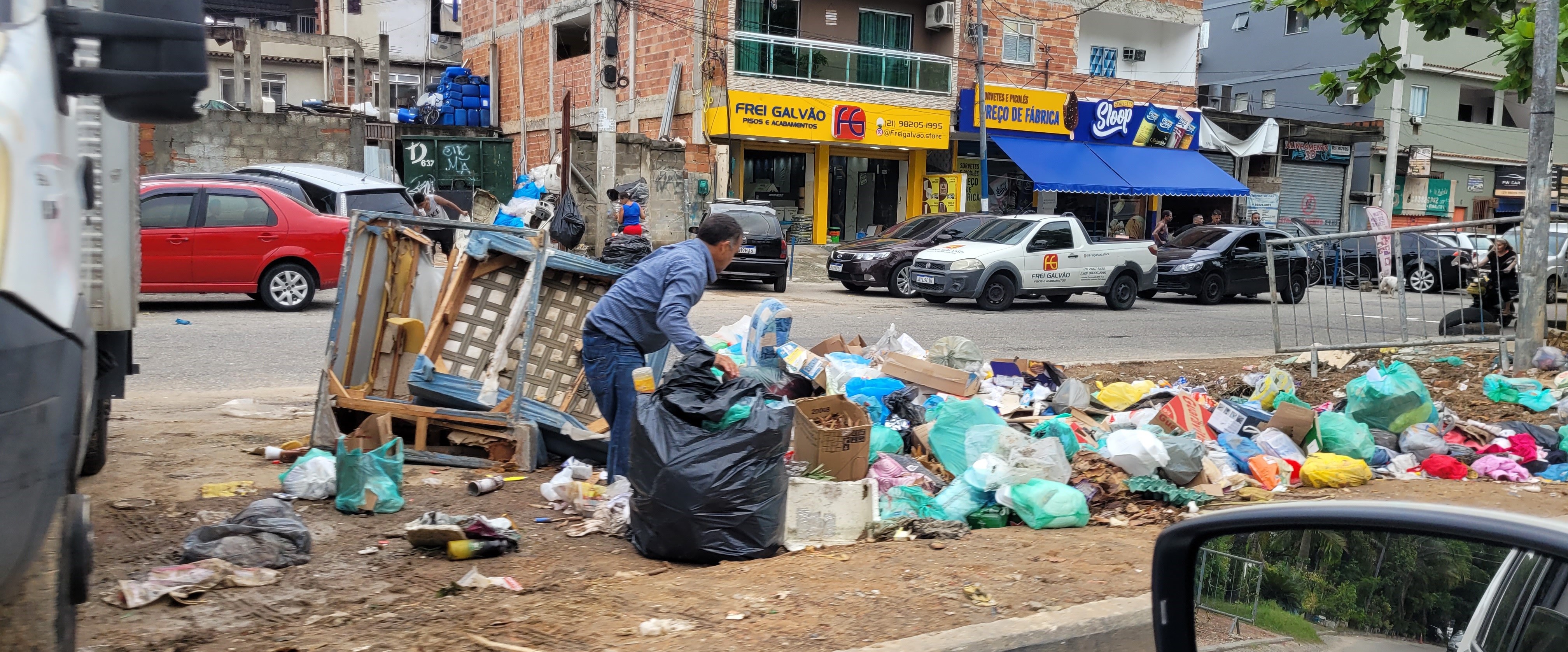 O canteiro central na Avenida Quatro está se transformando em um lixão a céu aberto, atraindo ratos e insetos para desespero dos moradores e o comércio