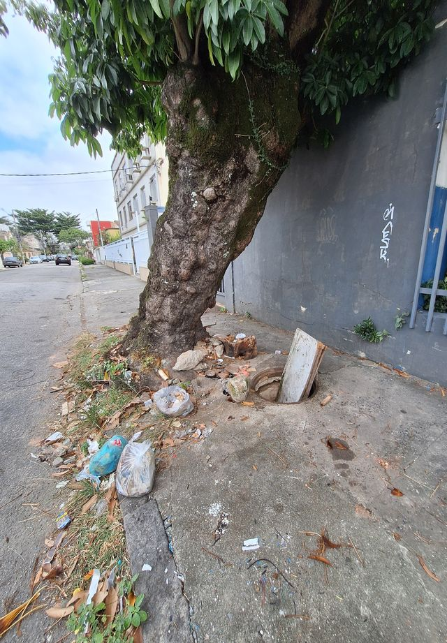 Bueiro sem tampa na Rua Prof. Hilarião da Rocha, em frente ao 796, no Tauá, é perigo para pedestres