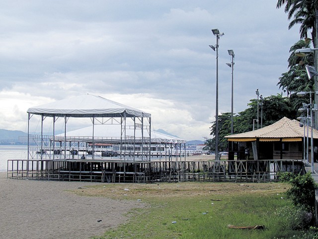 O palco na Praia da Bica vai ter diversos shows, incluindo Ito melodia e a bateria da União da Ilha
