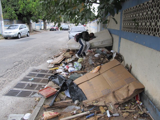 Na Rua 54, morador de rua dorme em cima de lixo acumulado nas calçadas
