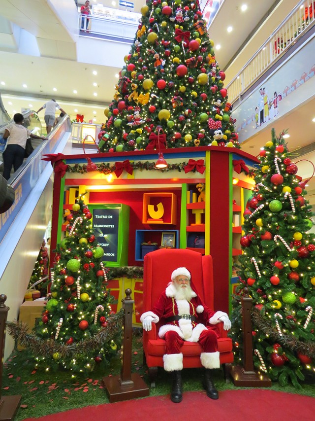 O Papai Noel espera pelas crianças no 1º andar do Ilha Plaza Shopping