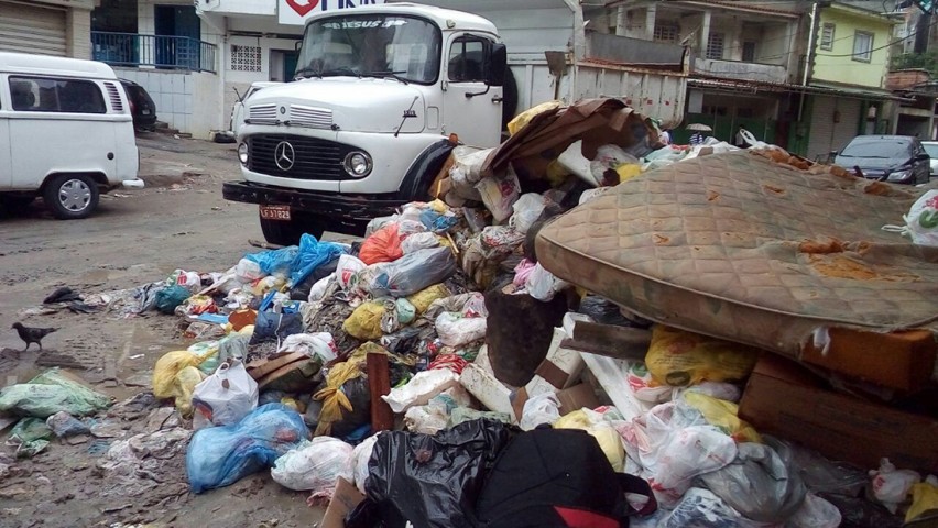 Lixo acumulado na Rua Araponga na Vila Joaniza