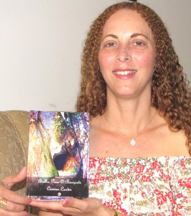 A poetisa da Ilha lança o livro "Atalho para o Banquete", dia 9, na Bienal