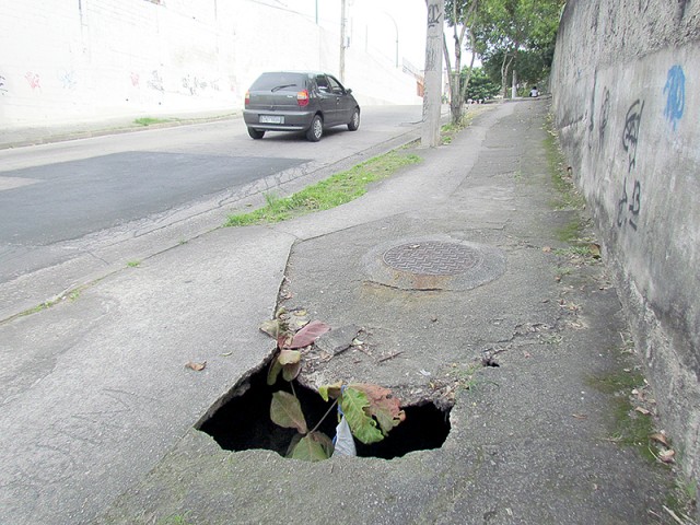 Há meses que o buraco está aberto na Portuguesa