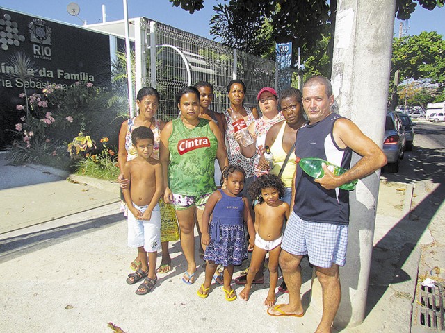 Moradores da Praia da Rosa precisam levar água para a clínica
