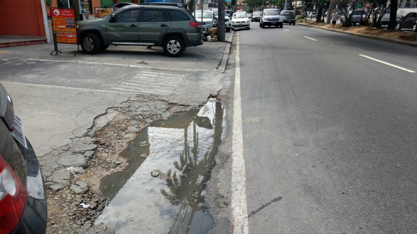 Calçada na Estrada do Galeão, próximo à delegacia, está destruída e é risco para carros e pedestres