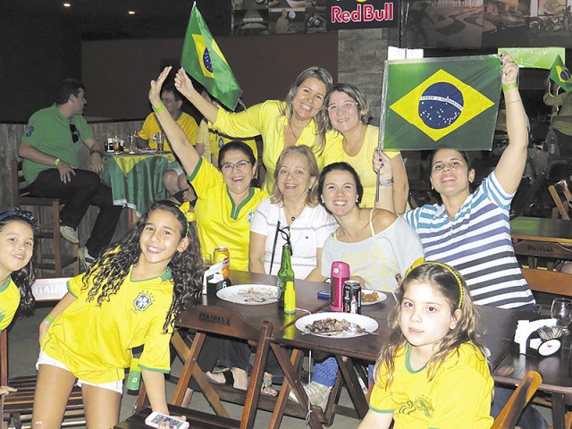 Torcedores assistem a Copa no telão do Restaurante Contemporâneo, junto com a dona Paula Medeiros