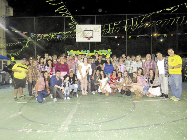 Diretores, professores, funcionários e alunos do Centro Educacional Daltro se uniram a familiares e amigos em um grande arraiá em clima de Copa do Mundo