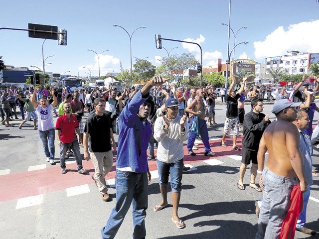 Policiais atiraram bombas de efeito moral e os manifestantes correram pela Estrada do Galeão, que teve as pistas fechadas nos dois sentidos