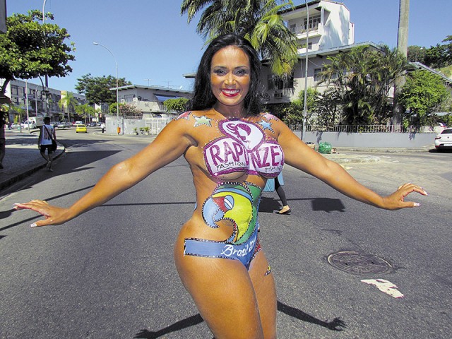 A musa do carnaval, Andrea Martins, parou o trânsito da Estrada do Galeão, exibindo uma pintura artística corporal e arrancando elogios de quem passava