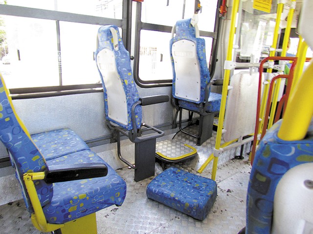 A empresa Paranapuan deveria oferecer um transporte melhor para seus passageiros. Um ônibus da linha 322 (Ribeira x Castelo) circulava no sábado (8) com um dos bancos soltos, jogado no chão. Carlos Barbosa, via e-mail.