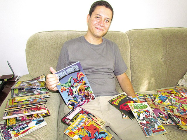 Em seu apartamento, Rodrigo mostra algumas das revistas em quadrinhos que possui na sua coleção