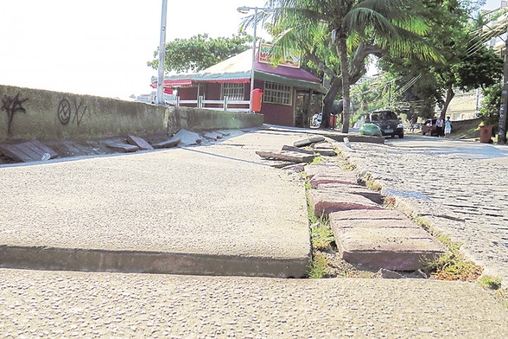 Calçada na praia da bica, próximo ao quiosque Mexe México está afundando