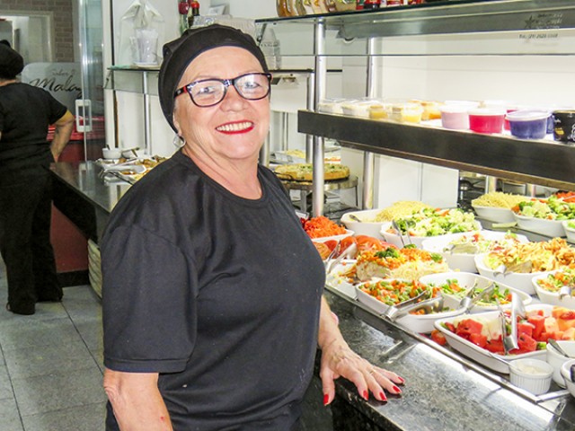 De bem com a vida, Almira trabalha durante a semana no restaurante Malaguetta