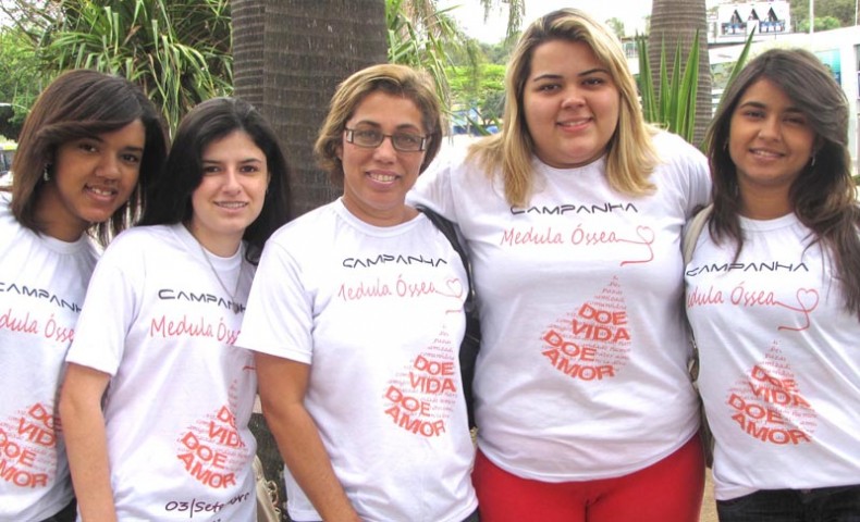Cristina Meirelles, ao centro, e parte da equipe que organizou a campanha