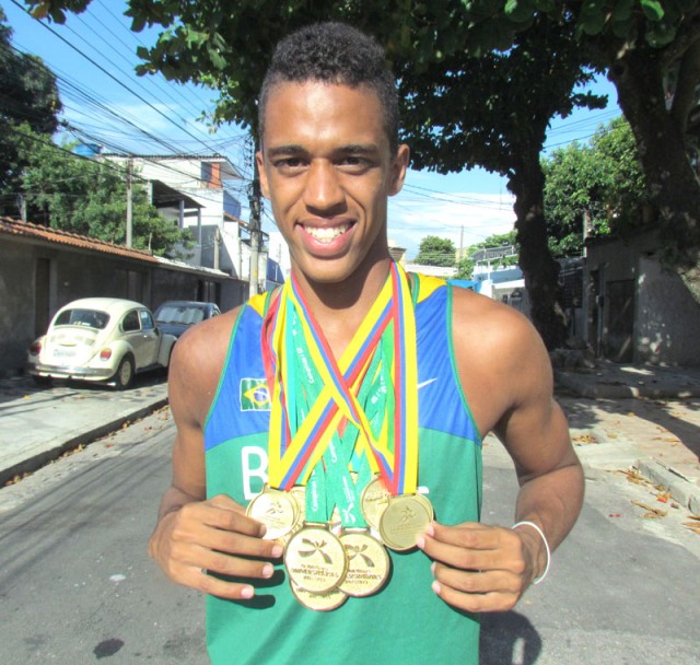 O atleta posa com parte das medalhas que ganhou em 2011