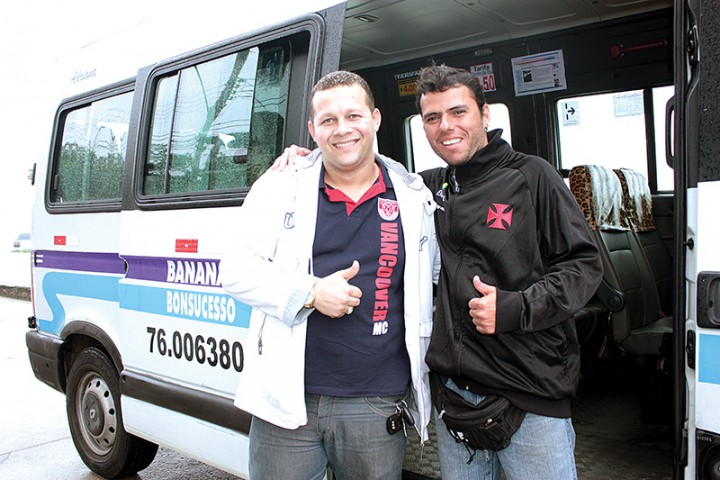 O motorista Rafael Paulo com o trocador Gustavo Rodrigues na frente da van