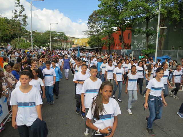 Parte dos estudantes da Escola Capitão de Fragata que participaram do desfile