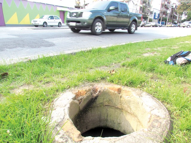 O buraco na Estrada do Rio Jequiá, atrás do 17º Batalhão da PM , no Zumbi, coloca os pedestres em risco