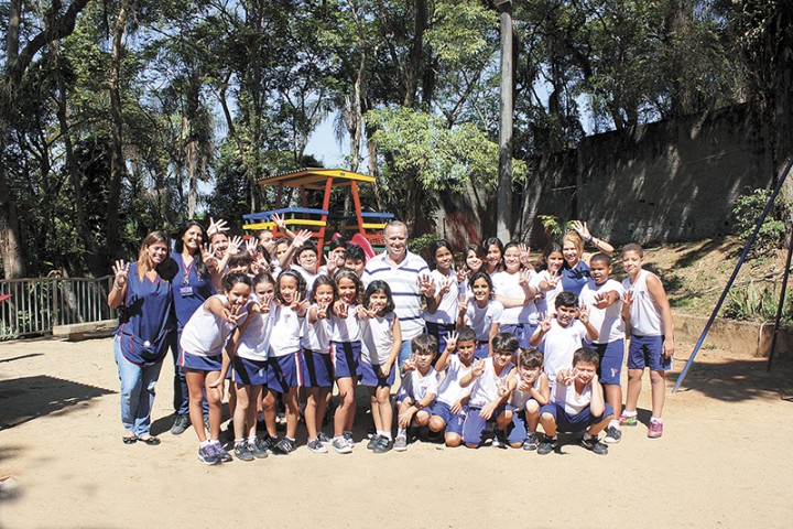 O presidente Peixoto com crianças e professoras do Centro Educacional. A ACM-Ilha une esporte, educação, lazer e cultura há quatro décadas