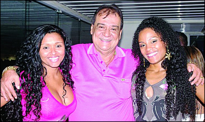 As passistas Grazi e Viviane com o presidente Ney no show do Naldo, dia 6