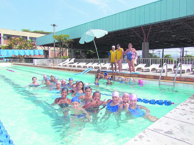 Num misto de diversão e esporte, as aulas de natação atraem as crianças e trazem benefícios à saúde e ao desenvolvimento