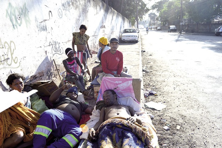 Calçada da Estrada dos Maracajás, no Galeão, é tomada por desabrigados