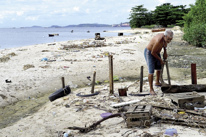 Moradores afirmam que lixo e poluição são os maiores inimigos do bairro de Tubiacanga